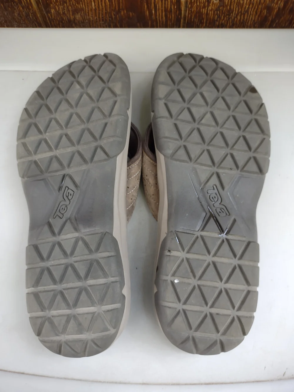 Teva Men’s Taupe Suede Flip-Flop Sandals with Dark Gray Footbed Size 12
